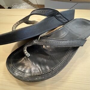 OluKai Sandals Womens Size 8 Black Leather Studded Thong Wedge Flip Flops